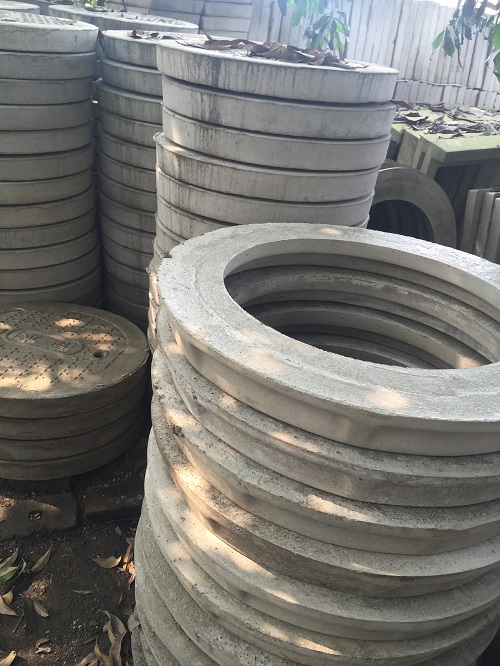 水泥圓形井蓋圖片，混凝土水泥井蓋圖片